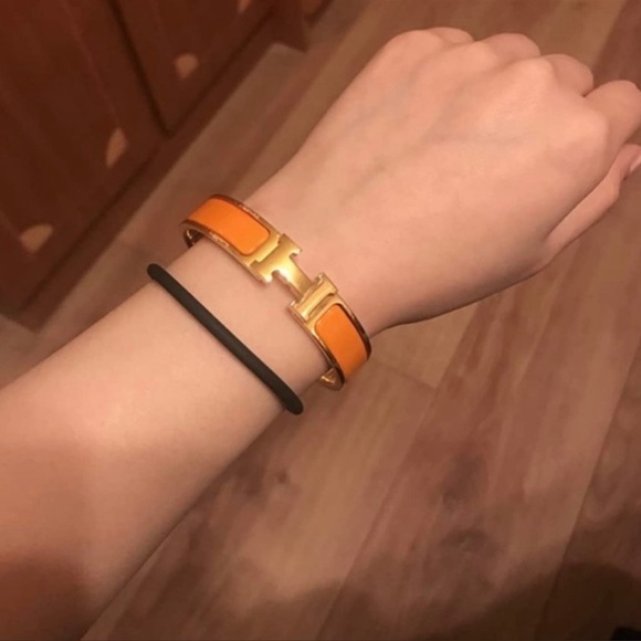 H Letter Clic Bracelet in Gold with Orange - Picture 3 of 3